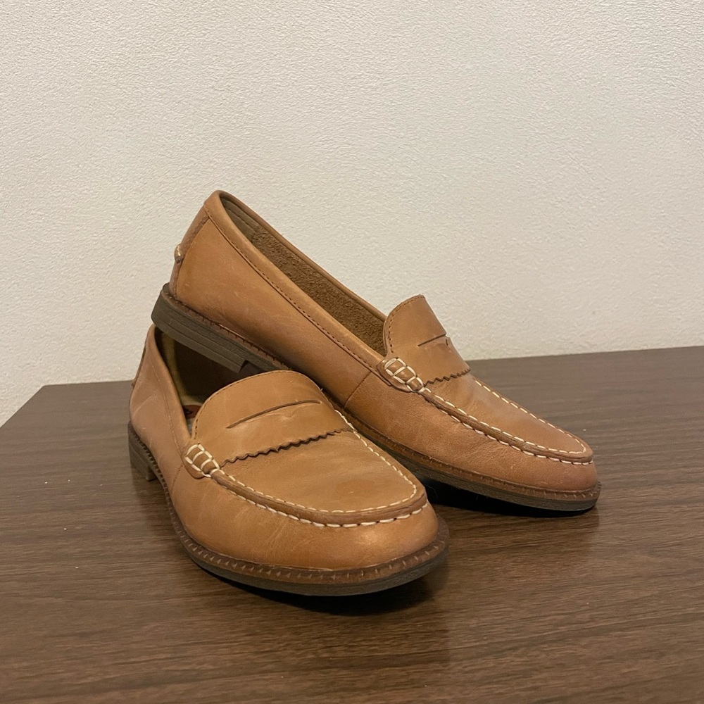 Sperry Loafer. Size 8. Tan leather.